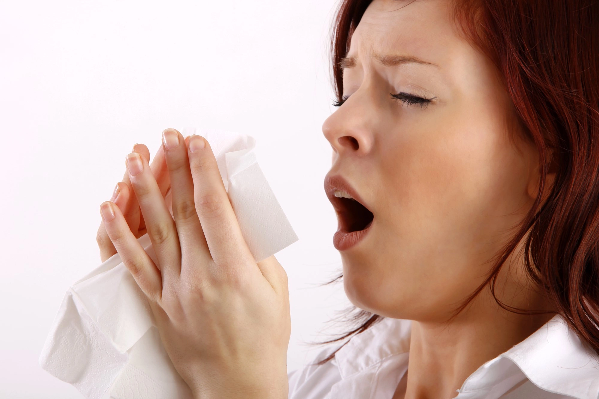Почему человек чихает, как перестать чихать - причины, что означает